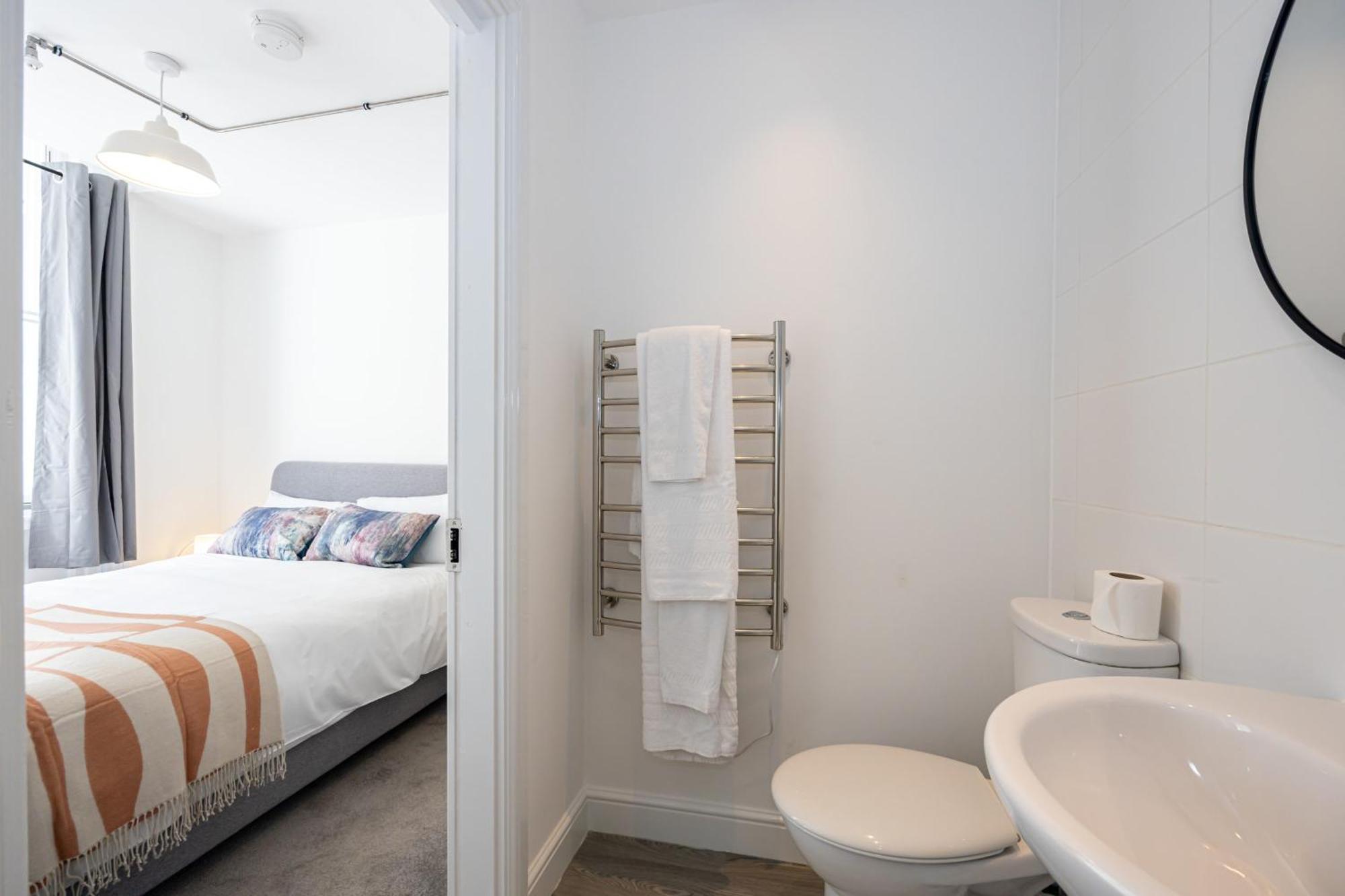 Beautiful 1 Bed 20Mins To Central Manchester Apartment บอลตัน ภายนอก รูปภาพ